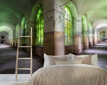 Korridore in einem verlassenen italienischen Krankenhaus. von Roman Robroek