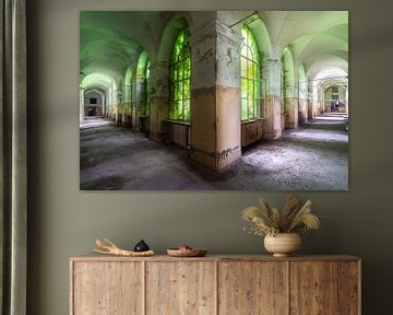 Korridore in einem verlassenen italienischen Krankenhaus. von Roman Robroek