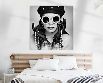 Lady in pearls in black and white van ArtStudioMonique