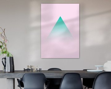 Groene piramide met kleurverloop tegen een zachtroze achtergrond van Studio Allee