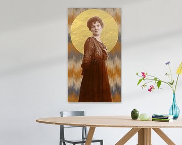 Portrait photo vintage d'une jeune femme en or, brun, gris et orange. sur Dina Dankers