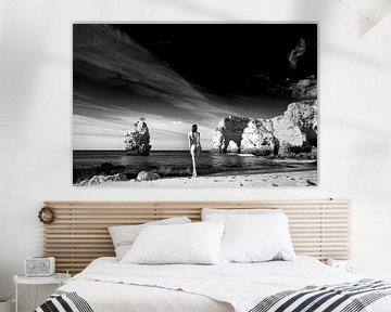 Lever de soleil sur l'Algarve - composition nue en noir et blanc avec nuages et ciel sur Louis Sauter