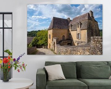 Straße mit altem Kalksteinhaus im Departement Dordogne