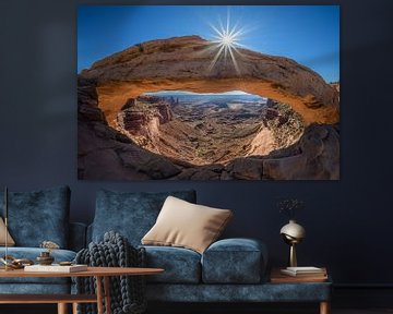 De zon streelt de Mesa Arch in Canyon Lands van Gerry van Roosmalen