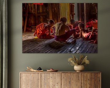 Jonge beginnende boeddhistische monniken spelen kaart in hun klooster van Erik Verbeeck