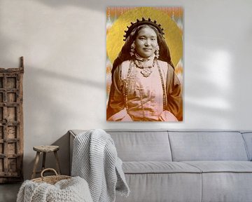 Vintage-Porträt einer bhutanischen Frau in traditioneller Kleidung. Moderne Collage in Gold, Orange  von Dina Dankers