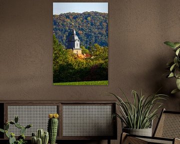 De kerktoren van Herleshausen in de herfst van Roland Brack