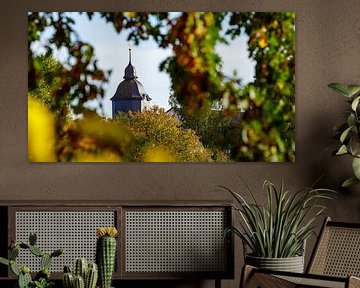 Der Kirchturm von Herleshausen im Herbst von Roland Brack