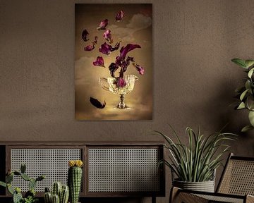 Chute libre. Nature morte Verre avec feuilles de Tulipe. sur Alie Ekkelenkamp