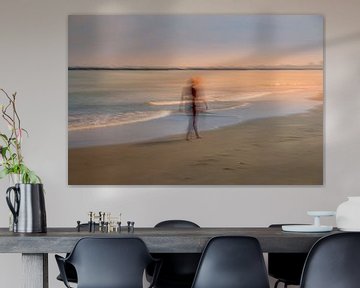 Vrouw op het strand van Truus Nijland