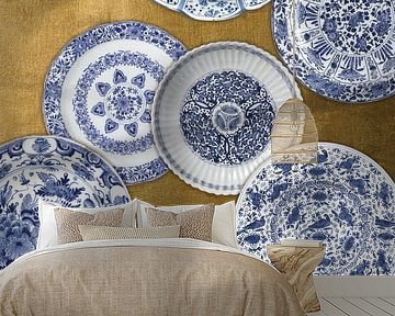 Verzameling Delfts blauwe borden op gouden achtergrond, Rijksmuseum van Mijke Konijn