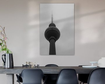 Fernsehturm in Berlijn vanaf het Alexanderplatz van Robin Mulders