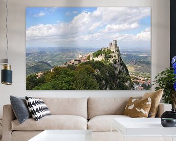 De torens en het uitzicht van San Marino van Martin Van der Pluym