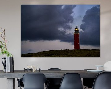 Vuurtoren van Texel in de duinen tijdens een stormachtige herfstavond