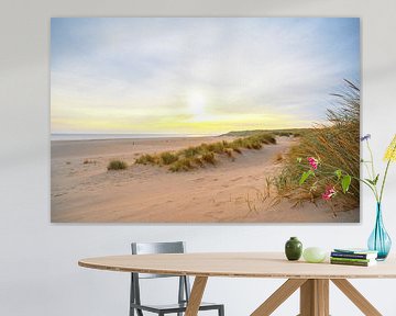 Zonsopgang in de duinen bij het eiland Texel in het Waddengebied van Sjoerd van der Wal