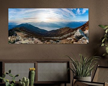 Panoramisch uitzicht op het Lago Maggiore vanaf de Monte Gambarogno van Leo Schindzielorz