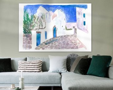 Mediterrane steeg met witte huizen en blauwe deuren