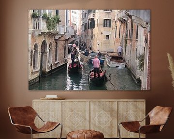 Druk verkeer in de kanaaltjes van Venetië.