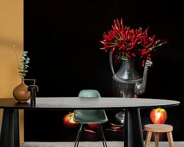 Stilleven met rode pepers en appels .