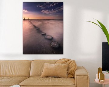 Golfbreker aan het strand bij West kapelle bij zonsondergang van Jos Reimering