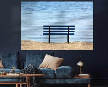 Banc bleu avec vue sur la mer bleue sur Reiner Würz / RWFotoArt