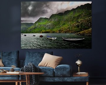 Nuages de pluie dramatiques au-dessus du lac avec des bateaux sur images4nature by Eckart Mayer Photography