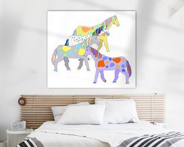 Quatre chevaux-souris multicolores sur Elli Ros