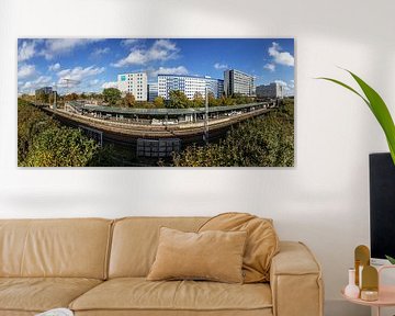 Berlin - arrondissement de Lichtenberg, skyline avec gare de S-Bahn sur Frank Herrmann