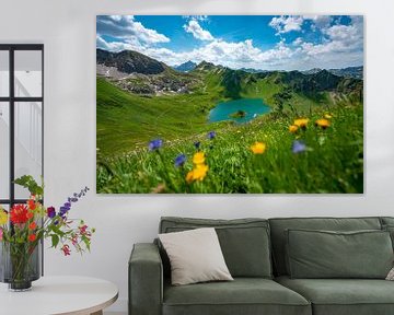 Blumige Sicht auf den Schrecksee und den Hochvogel von Leo Schindzielorz