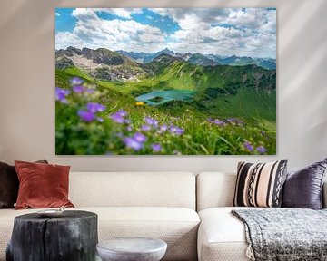 Blumige Sicht auf den Schrecksee und den Hochvogel in den Allgäuer Alpen von Leo Schindzielorz