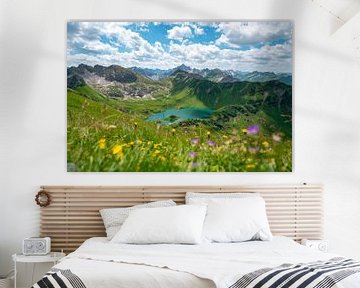 Blumige Sicht auf den Schrecksee und den Hochvogel in den Allgäuer Alpen von Leo Schindzielorz