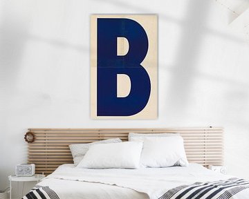 Vintage blauwe letter B. Retro typografie. van Dina Dankers
