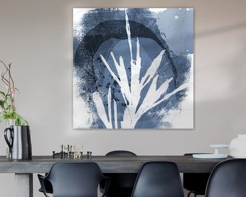 Moderne botanische minimalistische kunst. Abstracte plant in blauw en wit van Dina Dankers