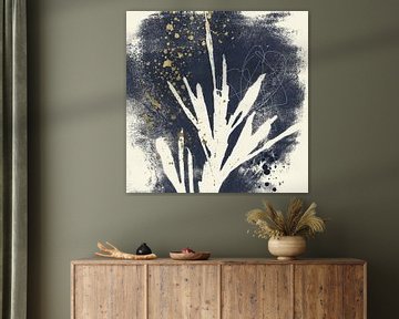 Moderne botanische minimalistische kunst. Abstracte plant in zwart met gouden spetters. van Dina Dankers