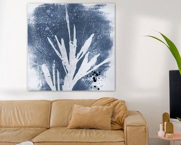 Moderne botanische minimalistische Kunst. Abstrakte Pflanze in Blau mit schwarzen Spritzern. von Dina Dankers
