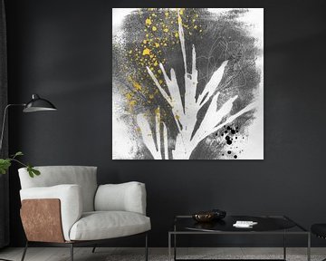 Botanische illustratie. Abstracte plant op grijs met gouden spetters. van Dina Dankers