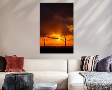 Éoliennes dans un coucher de soleil d'automne coloré avec la lumière du soleil derrière les nuages. sur Sjoerd van der Wal Photographie