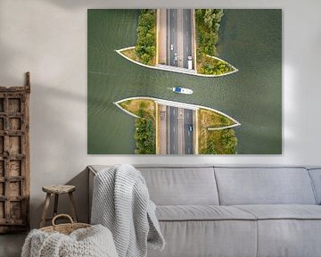 Aquaduct Veluwemeer in het Veluwemeer met een voorbij varende boot van Sjoerd van der Wal Fotografie