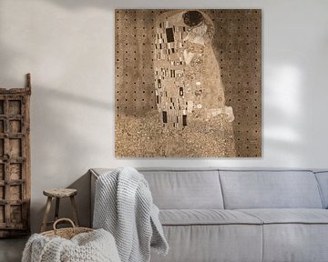 Geïnspireerd op de Kus van Gustav Klimt, in sepia met geometrisch patroon. van Dina Dankers