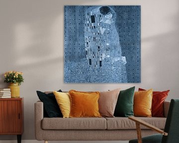 Geïnspireerd op de Kus van Gustav Klimt, in blauw met geometrisch patroon. van Dina Dankers
