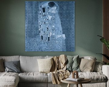 Geïnspireerd op de Kus van Gustav Klimt, in blauw met geometrisch patroon. van Dina Dankers