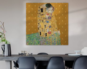 Geïnspireerd door de Kus van Gustav Klimt, in goud met geometrisch patroon. van Dina Dankers