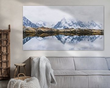 Besneeuwde bergen weerspiegeld in een meer | Landschapsfotografie - Chamonix, Frankrijk van Merlijn Arina Photography