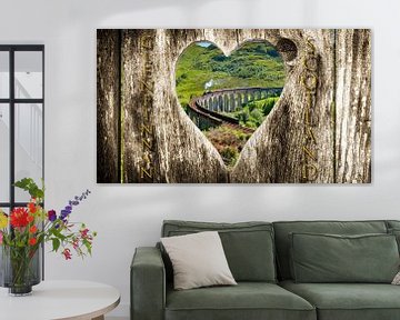 Vue à travers un cœur en bois sur le viaduc de Glenfinnan en Écosse sur Jürgen Wiesler