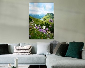 Blumige Aussicht auf den Seealpsee in den Allgäuer Alpen von Leo Schindzielorz