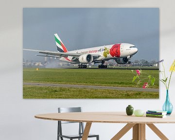 Emirates Skycargo Boeing 777F mit Red Rose-Lackierung. von Jaap van den Berg