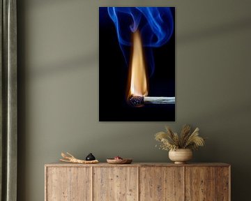 brandende lucifer met een blauwe rookwalm van René Ouderling