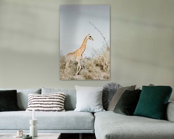 L'élégance de la savane : Girafe majestueuse dans une oasis boisée paisible sur Geke Woudstra