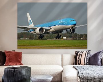 Landing van KLM Boeing 777-300, registratie PH-BVV. van Jaap van den Berg