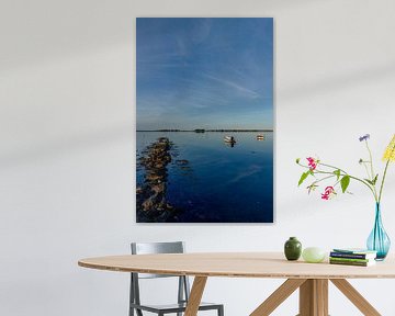 Reisfotografie  - rustige zee met rotsen en twee bootjes van Ben De Kock